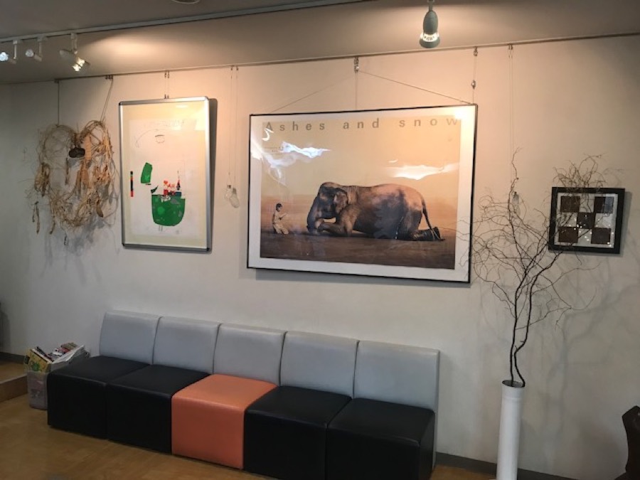 絵画の飾られた待合室