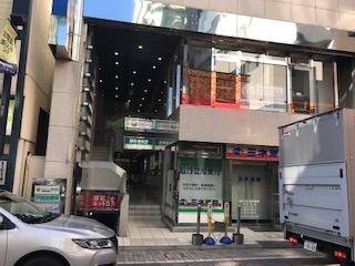 道順3:交差点の東南角、イマールビル。アパホテルの斜め向かいです。